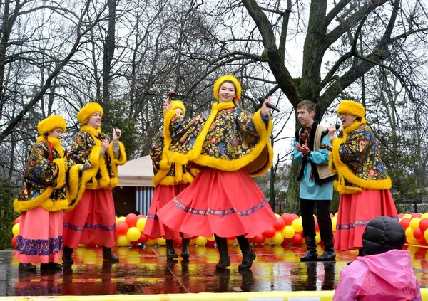 KALININGRAD, RUSSIA - FEBRUARY 26, 2017: Actors of youth Russian  national folklore ensemble act on Maslenitsa holiday — Stock Photo, Image