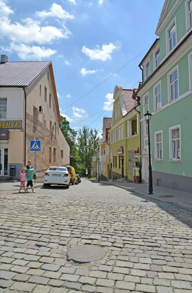 GVARDEYSK, RÚSSIA - JUNHO 22, 2016: Uma vista da Gornaya Street a partir de um pavimento empilhado — Fotografia de Stock