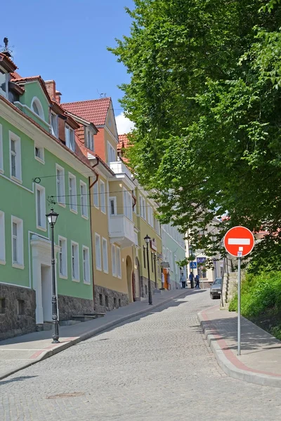 Gvardeysk, Ryssland - 22 juni 2016: Gornaya Street i soliga dag — Stockfoto