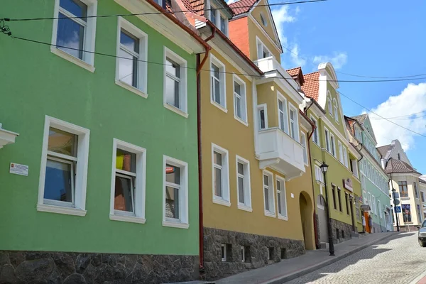 Gvardeysk, Ryssland - 22 juni 2016: Fasader av byggnader på Gornaya Street — Stockfoto