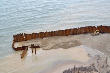 Baltık Denizi kıyısında bir istinat duvarı inşaatı. Svetlogorsk Kaliningrad bölgesi