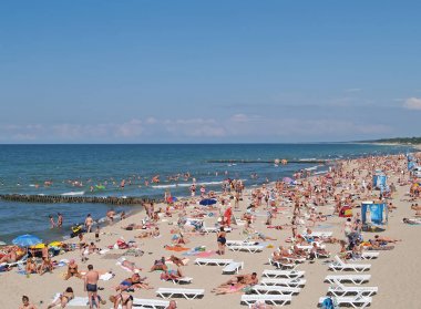 Zelenogradsk, Rusya - 23 Ağustos 2009: Baltık Denizi kıyısında kalabalık plaj