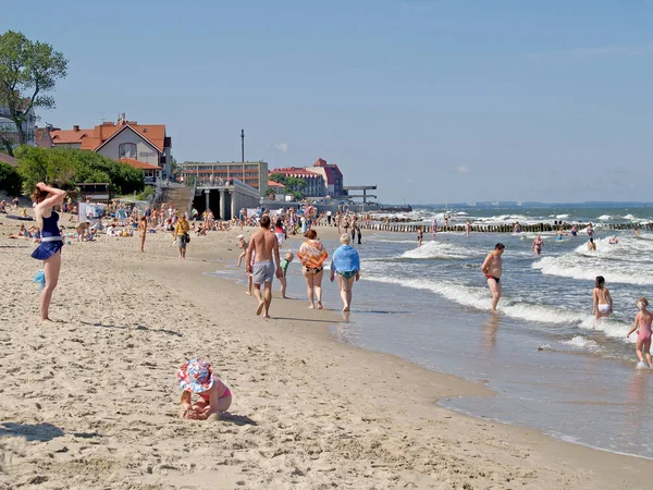 ZELENOGRADSK, RÚSSIA - 12 de julho de 2011: Praia da cidade na margem do Mar Báltico — Fotografia de Stock