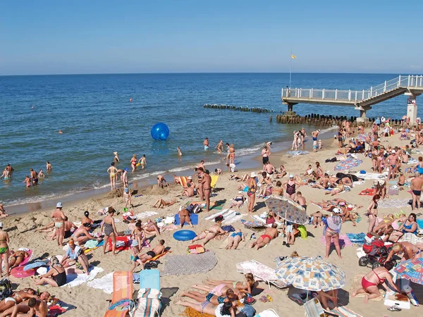 SVETLOGORSK, RUSSIA - AUGUST 23, 2009: People sunbathe on the beach — Stock Photo, Image