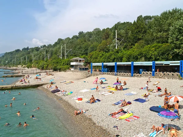 SOCHI, RUSSIA - AUGUST 18, 2006: The beach in Kudepsta in summer day — Stock Photo, Image