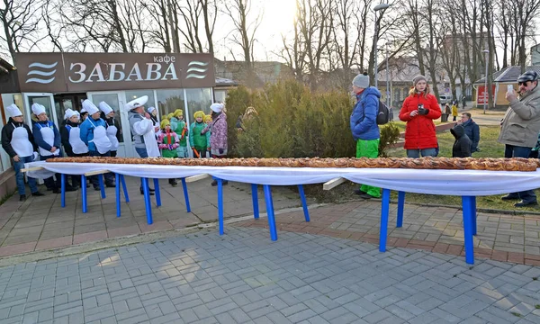 Zelenogradsk, Rusland -, 13 januari 2018: Zoete taart 18 meter lang ligt op een tafel. Festival van Krantsevsky taart. Russische tekst van "Entertainment Cafe" — Stockfoto