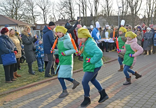 ZELENOGRADSK, RUSSIA - JANUARY 13, 2018: Dance of little scullions. Festival of Krantsevsky pie — Stock Photo, Image