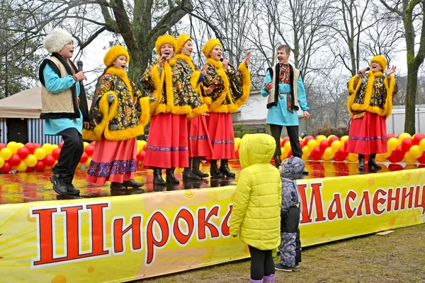 KALININGRAD, RUSSIA - FEBRUARY 26, 2017: Performers of youth Russian national folklore ensemble sing the song on Maslenitsa holiday — Stock Photo, Image