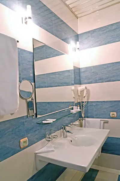 Фрагмент интерьера ванной комнаты с зеркалом — стоковое фото
