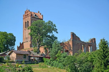 Gerdauen'ın Lutheran kilise (1345) içinde yaz günü görünümünü. Zheleznodorozhny, Kaliningrad bölgesi