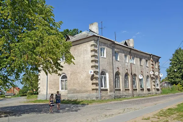 ZHELEZNODOROZHNY, RUSIA - 19 de agosto de 2015: La antigua casa de apartamentos en la calle Kommunisticheskaya — Foto de Stock