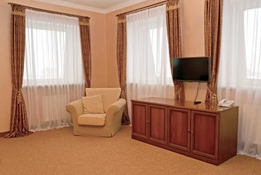 Bir sandalye ile otel odasında bir iç parçası
