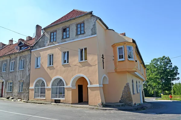 Oude gebouw van de Duitse opbouw. Zjeleznodorozjny, Kalin — Stockfoto
