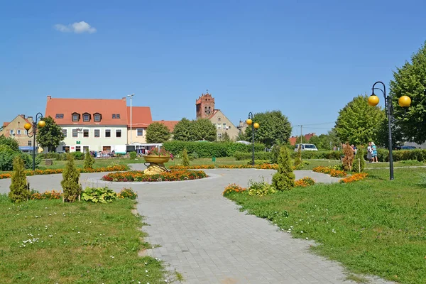 La plaza en el día de verano. Zheleznodorozhny, región de Kaliningrado — Foto de Stock