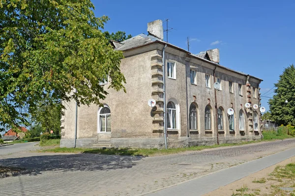 Zheleznodorozhny, russland - 19. August 2015: das Wohnhaus des deutschen Bauunternehmens in der kommunistischen Straße — Stockfoto