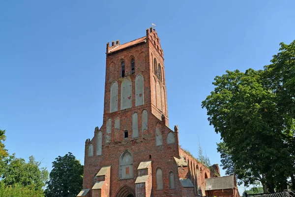 Gerdauen de Lutherse kerk (1345) in zomerdag. Zjeleznodorozjny, regio Kaliningrad — Stockfoto