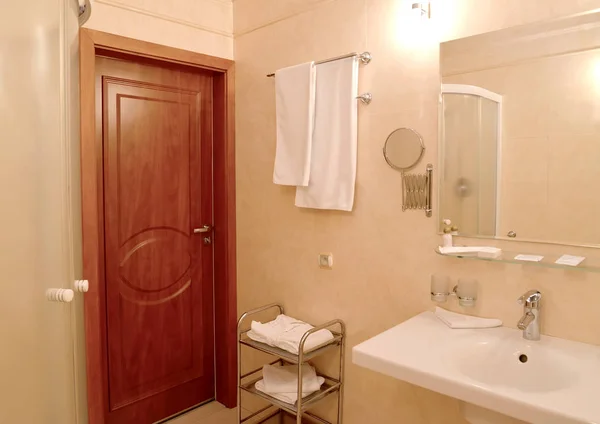 Εσωτερικό μπάνιο με πετσέτες σε έναν τοίχο — Φωτογραφία Αρχείου
