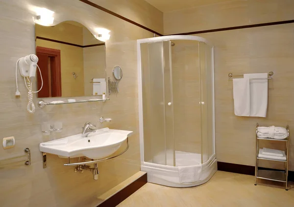 Łazienka w jasnych kolorach z kabiną prysznicową — Zdjęcie stockowe