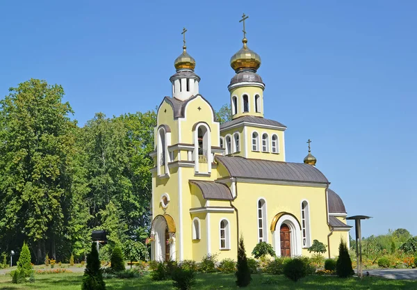 Εκκλησία του Παναγίου Αποστόλων Πέτρου και Παύλου στην καλοκαιρινή μέρα. Zheleznodorozhny, περιοχή του Καλίνινγκραντ — Φωτογραφία Αρχείου