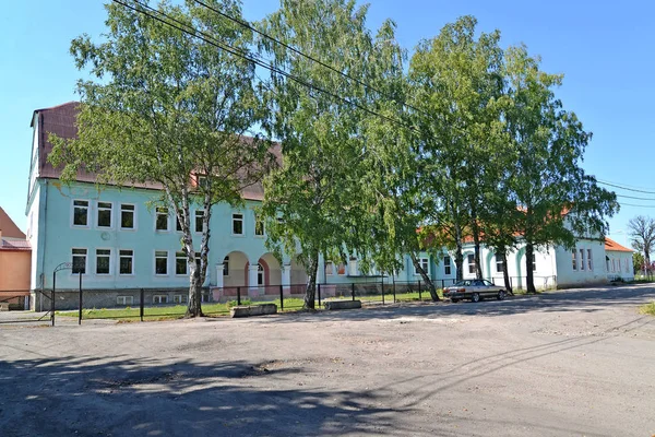 Escuela secundaria completa en el día de verano. Zheleznodorozhny, región de Kaliningrado — Foto de Stock