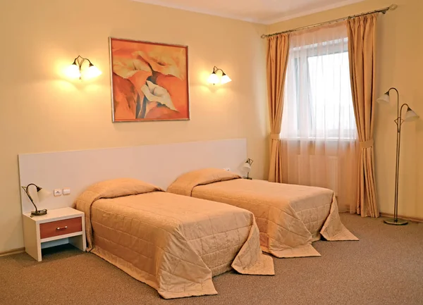Sıcak renkler içinde İki Yataklı bir yatak odası iç — Stok fotoğraf
