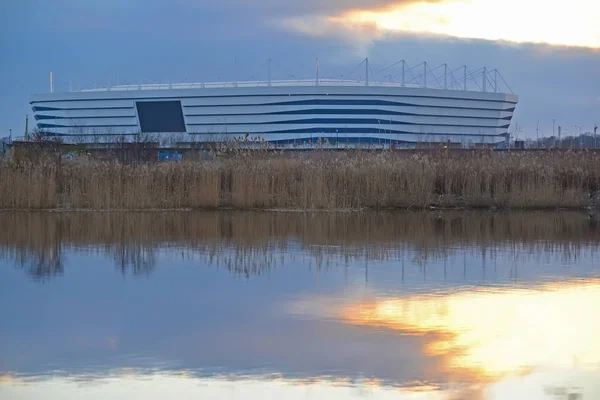 KALINININGRAD, RUSIA - 04 DE FEBRERO DE 2018: Estadio de la Arena del Báltico para la celebración de partidos de la Copa Mundial de la FIFA de 2018 en el crepúsculo —  Fotos de Stock