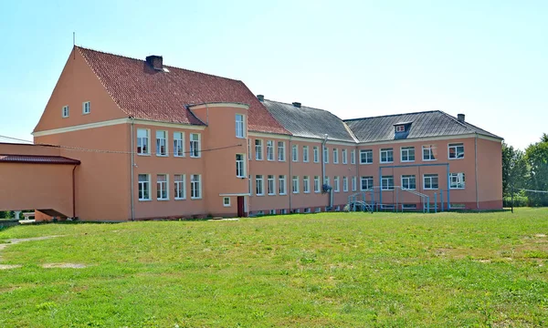 Building of high comprehensive school of the German construction.  Zheleznodorozhny, Kaliningrad region — Stock Photo, Image