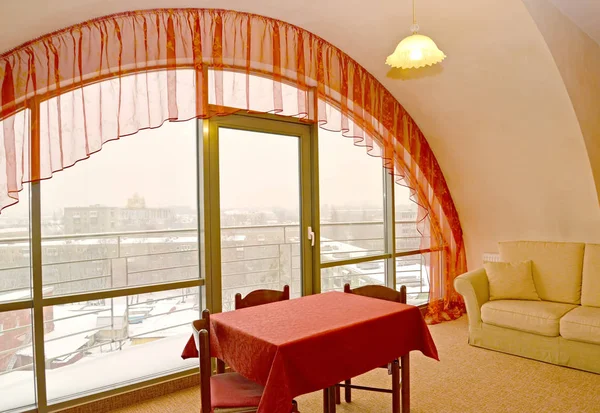 Фрагмент інтер'єру вітальні з червоним ламбрекеном у вікні — стокове фото