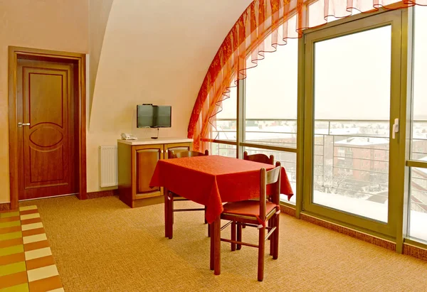 Фрагмент інтер'єру вітальні з червоною тканиною на столі — стокове фото