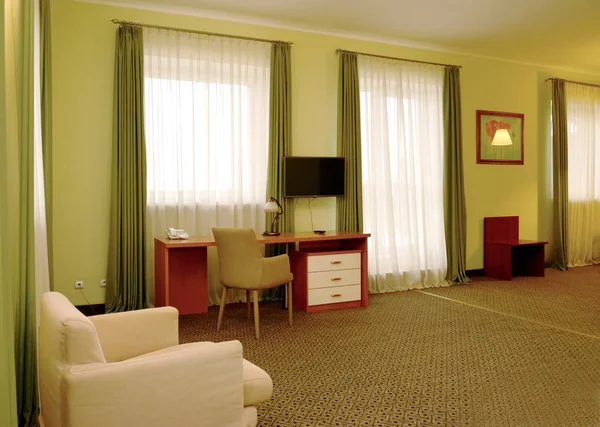 Um fragmento de um interior do quarto de hotel em tons verdes — Fotografia de Stock