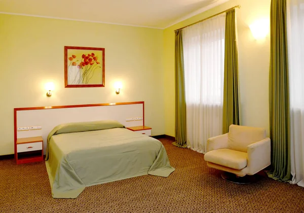 Bir yatak odası iç yeşil tonlarında — Stok fotoğraf