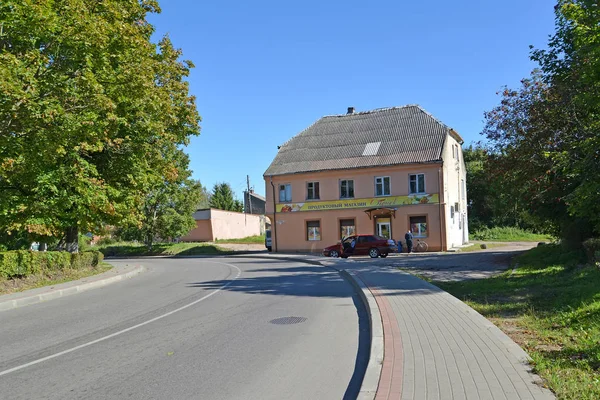 Znamensk, russland - 15. September 2016: Bau des Lebensmittelgeschäfts ogoniok. russischer Text "Lebensmittelgeschäft" — Stockfoto