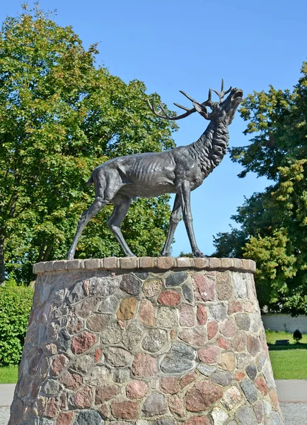 夏の日、ズナメンスク シンボル、鹿の彫刻 — ストック写真