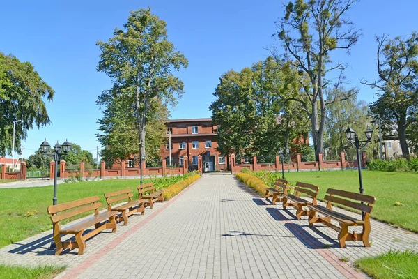 Площадь с деревянными скамейками. Знаменск, Калининградская область — стоковое фото