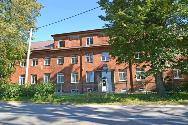 The building of elementary school in summer day. Znamensk, Kaliningrad region — Stock Photo, Image