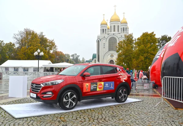 Kaliningrad, Rusko - 14. října 2017: Auto Hyundai se symbolikou mistrovství světa ve fotbale Fifa 2018 v Rusku na pozadí Krista Spasitele katedrála — Stock fotografie