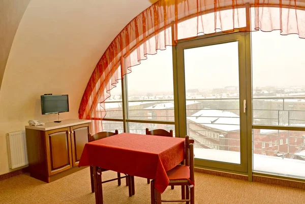 Kırmızı bir kumaş ve bir lambrequin ile oturma odası iç parçası — Stok fotoğraf