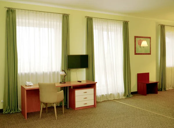 Ένα θραύσμα από ένα εσωτερικό δωμάτιο του ξενοδοχείου με πράσινη κουρτίνες — Φωτογραφία Αρχείου
