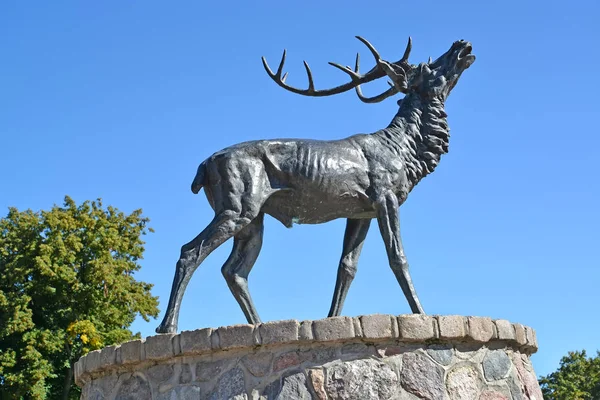 Скульптура оленя, символ Велау, на фоне неба Лицензионные Стоковые Фото