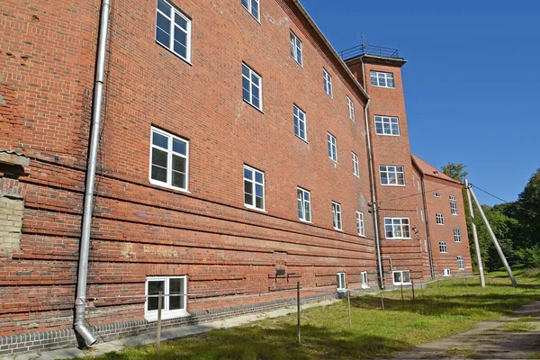 Здание средней школы в летний день. Знаменск, Калининградская область Лицензионные Стоковые Изображения