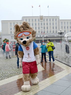 Kaliningrad, Rusya - 14 Ekim 2017: FIFA Dünya Kupası, FIFA 2018 Zabivak'ın kurt yavrusu Zafer Meydanı'nda bir maskot