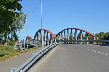 Kooperativnaya Caddesi 'nden yedi kemer köprüsünün girişi. Znamensk, Kaliningrad bölgesi