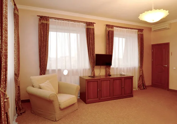 El fragmento del interior de la habitación de hotel en los tonos castaños —  Fotos de Stock