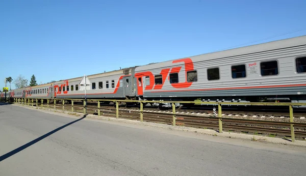 Znamensk, Rusya - 15 Eylül 2016: Yolcu treni hareket. Rus Demiryolları — Stok fotoğraf