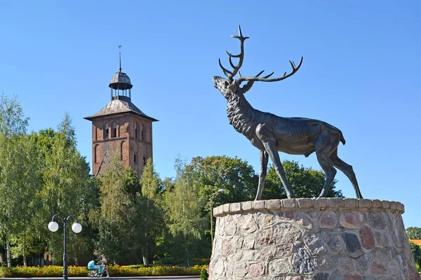 ZNAMENSK, RUSSIA - SEPTEMBER 15, 2016: Sculpture of a deer and Saint Yakov's Lutheran church. — Stock Photo, Image