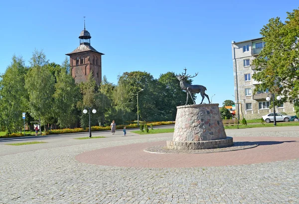 Znamensk, russland - 15. September 2016: der zentrale Platz mit der Skulptur eines Hirsches und der lutherischen Kirche des Heiligen Jakow — Stockfoto