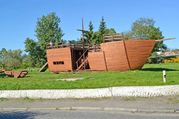 Знаменск, Россия - 15 сентября 2016 года: деревянный игровой корабль на детской площадке Лицензионные Стоковые Изображения