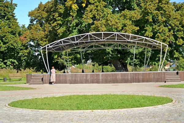 Сцена на центральной площади. Знаменск, Калининградская область Стоковое Изображение