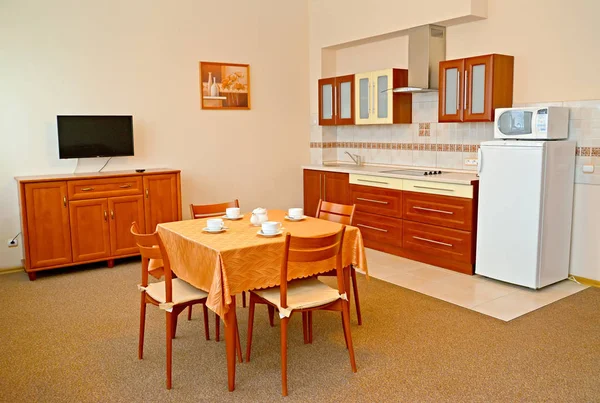 El interior de la cocina en los colores calientes con la estampa en la pared —  Fotos de Stock