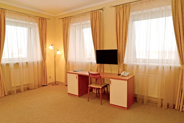 Фрагмент интерьера гостиничного номера со столом. Современная классика — стоковое фото